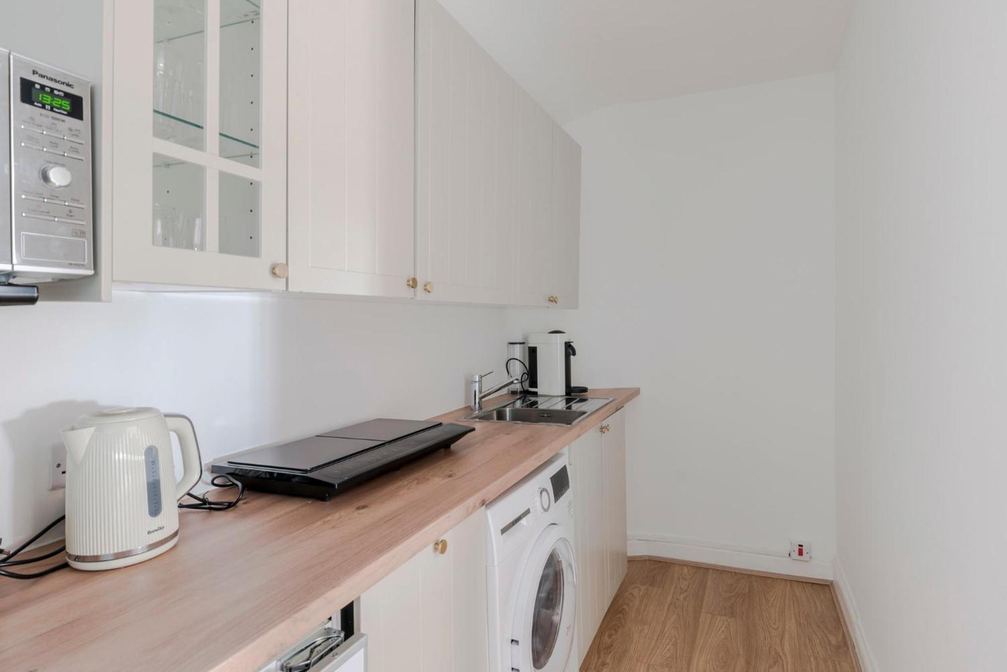 Wonderland - Fitzrovia - By Frankie Says Appartement Londen Buitenkant foto